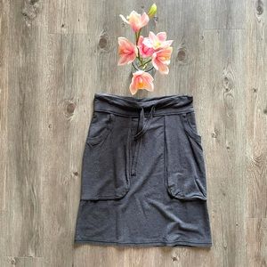 LULULEMON / GREY SOFT PULL ON SKIRT